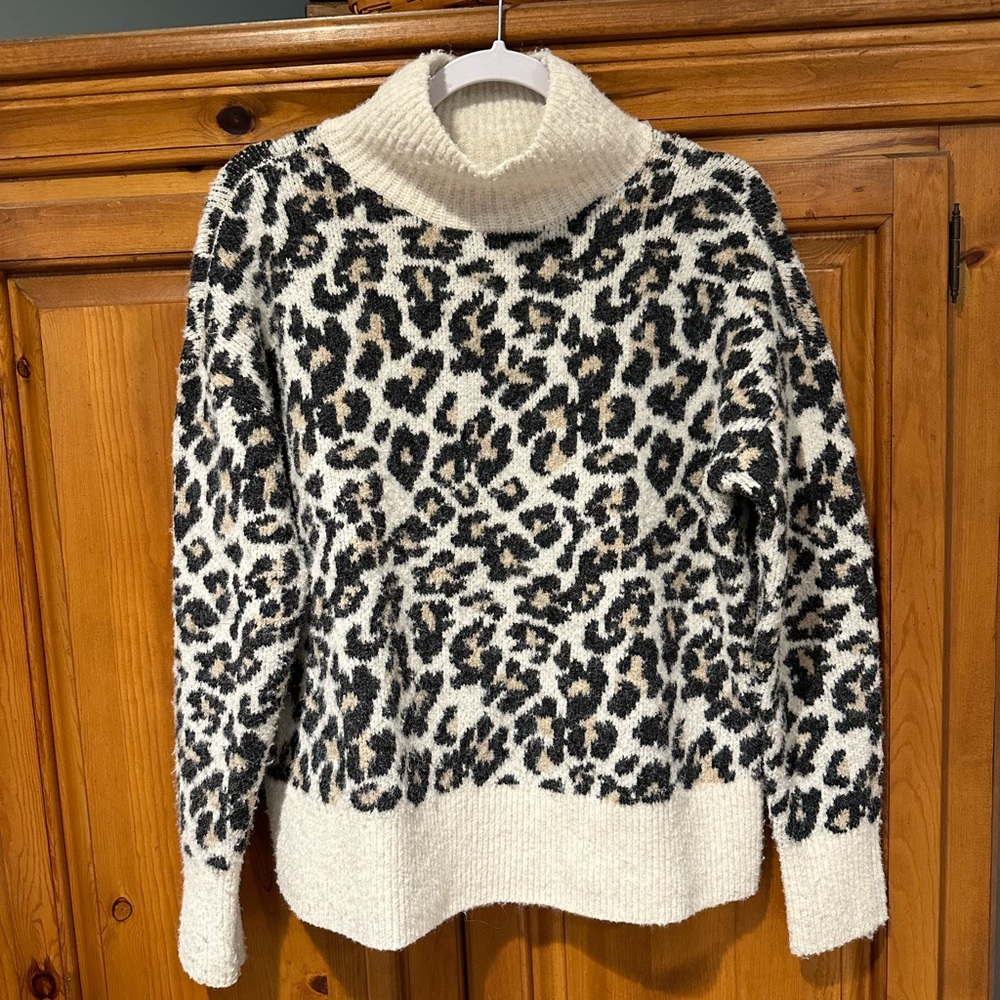 Leapard print sweater.
